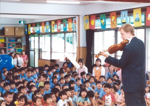 Na Kjúšú jsem poprvé zkusil zahrát pro nejmenší posluchače, 1999
